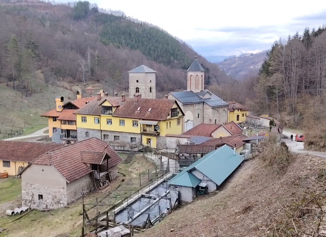 prikaz mmanastira rača sa strane