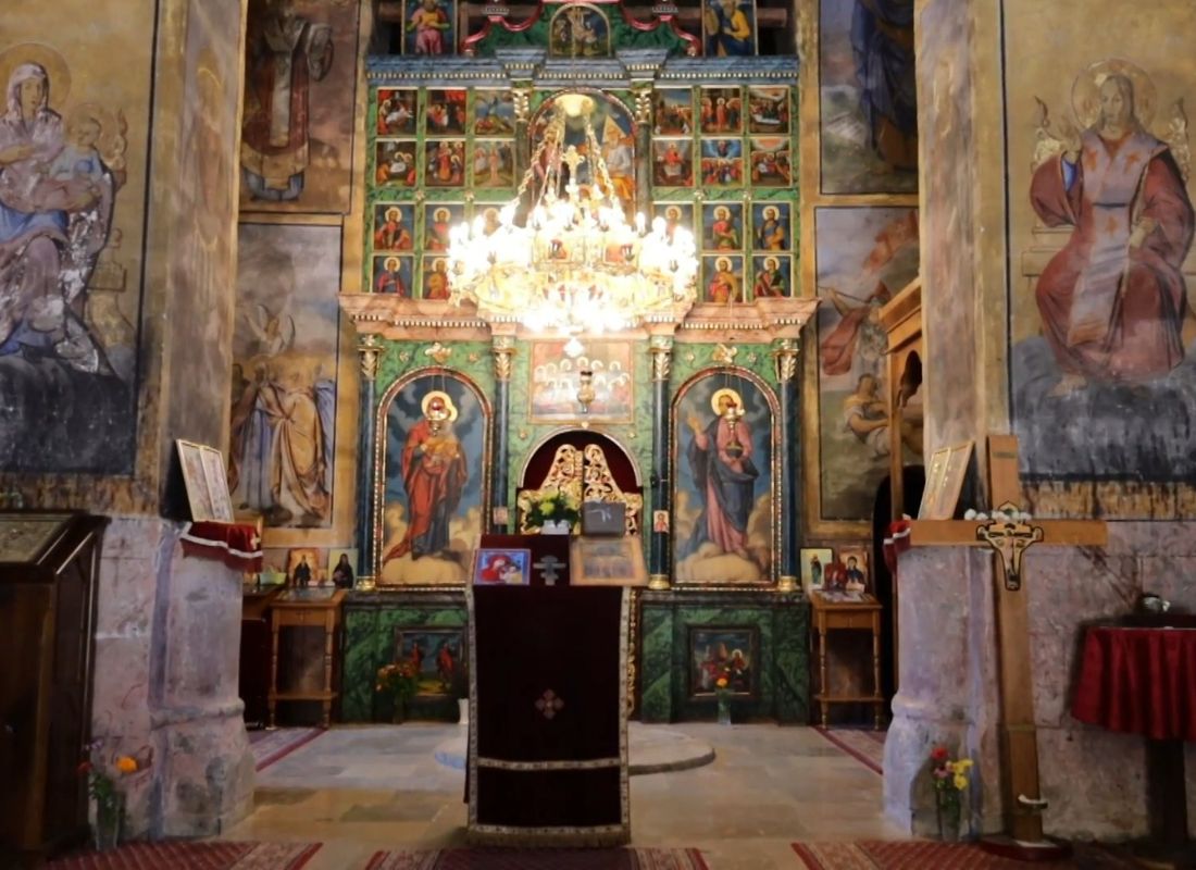 prikaz unutrašnjosti crkve manastira rača